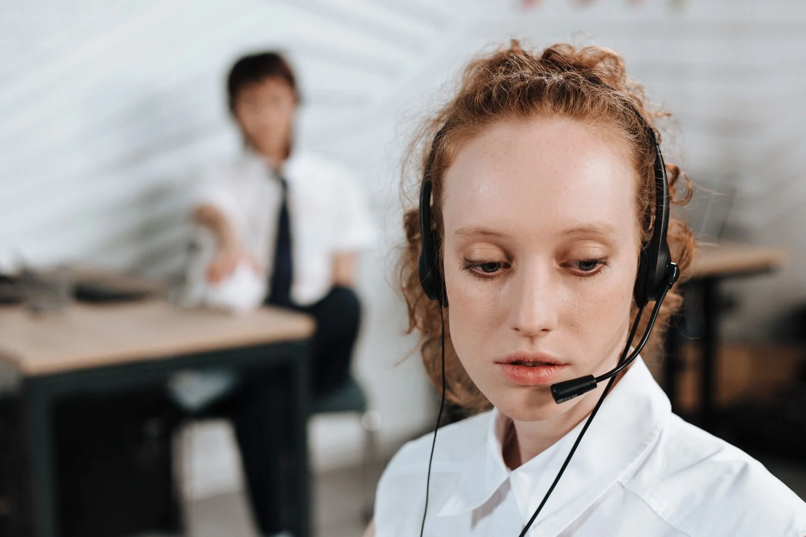 Medewerker met headset achter een laptop, als illustratie van klantenservice