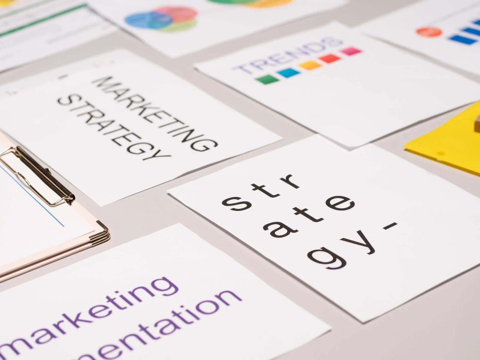 Werktafel met materialen voor marketingstrategie en contentplanning