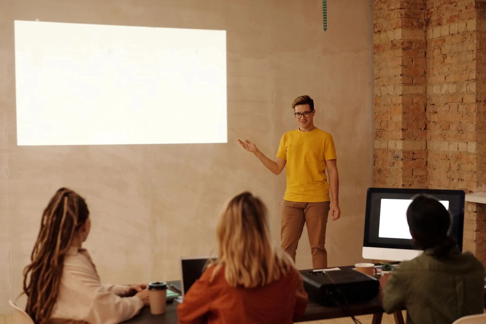 Deelnemers werken samen tijdens een professionele workshop; illustratieve fotografie
